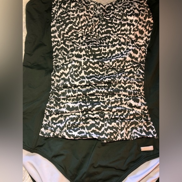 VENUS Green and White One-Piece Swimsuit size 16D - Picture 10 of 16